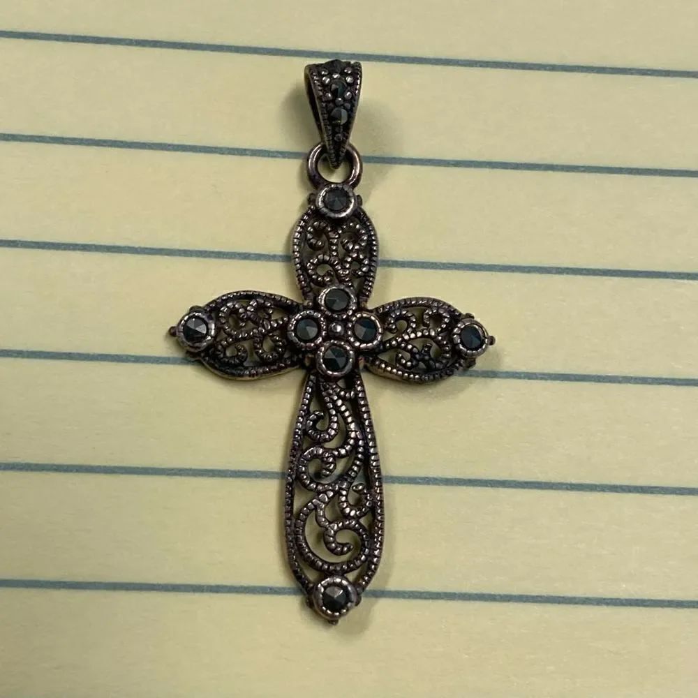 Cross Vintage 925 silver with stone embellishment￼